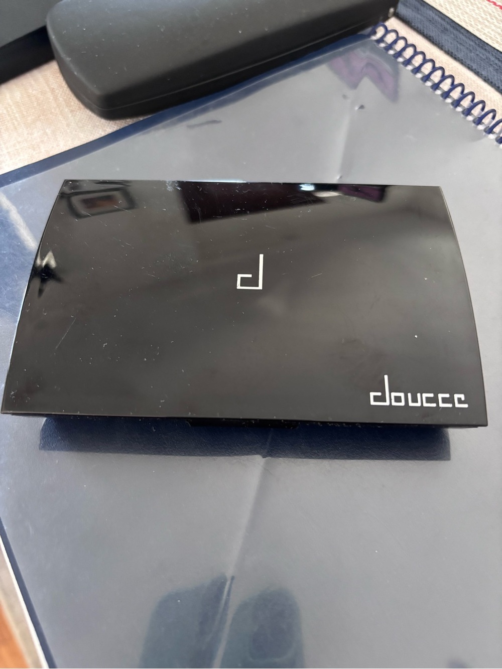 Doucce Sleek Black Compact Makeup Palette